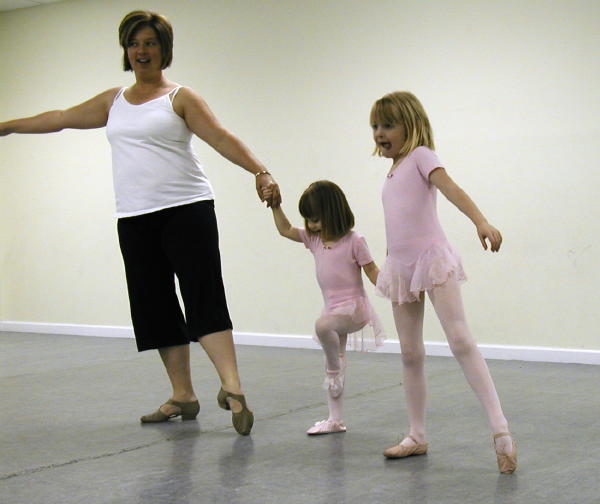 Elisabeth and Sophie getting a private lesson from Janice